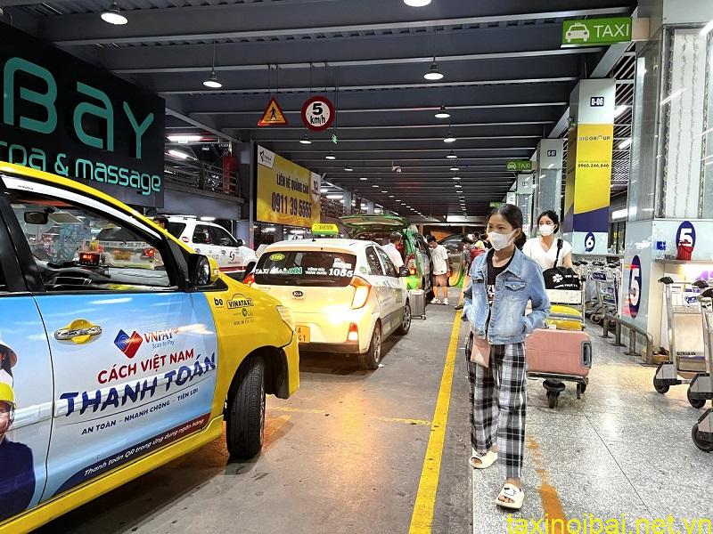 Đi taxi là giải pháp di chuyển đến sân bay an toàn, tiện lợi, cốp để đồ rộng rãi