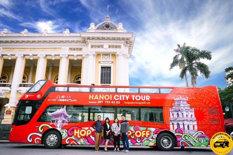 Xe buýt Hanoi City Tour đưa du khách tham quan 25 tuyến phố, trong đó có Lăng Bác